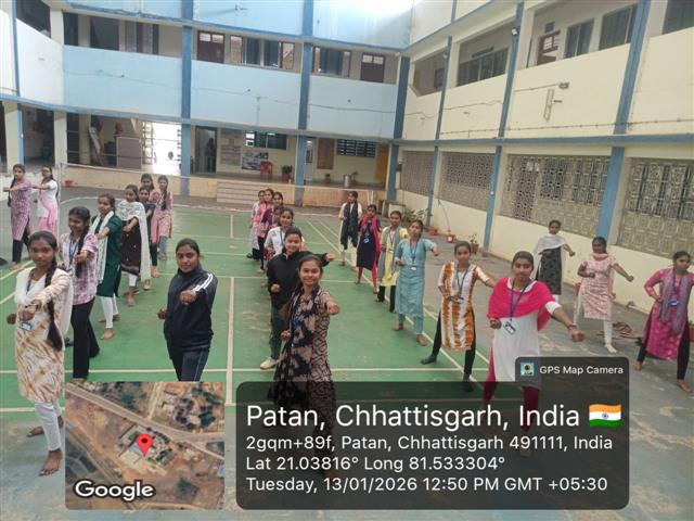 महिला सशक्तिकरण कार्यक्रम के तहत कराते ट्रैनिग कु संगम वर्मा द्वारI