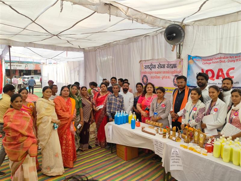 सुशासन तिहार में पाटन कॉलेज का अनूठा प्रयास, छात्र-छात्राओं ने बेचे स्वनिर्मित उत्पाद, बांस शिल्प बना आकर्षण का केंद्र