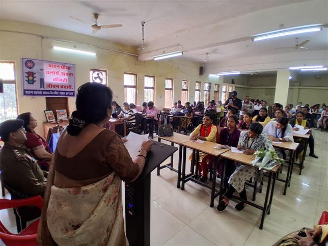 सड़क सुरक्षा माह एवं साइबर क्राइम पर एक दिवसीय कार्यशाला संपन्न 