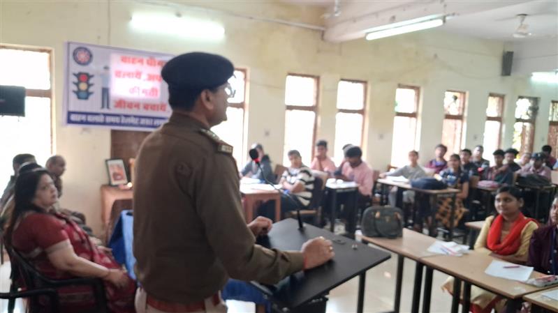 सड़क सुरक्षा माह एवं साइबर क्राइम पर एक दिवसीय कार्यशाला संपन्न 