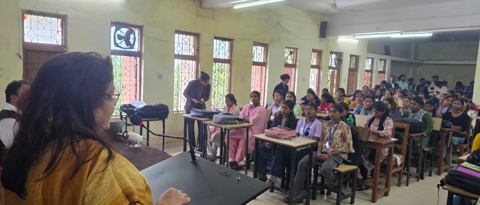 शासकीय चंदूलाल चंद्राकर स्नातकोत्तर महाविद्यालय पाटन मे प्राचार्य डॉ नंदा गुरवारा के मार्गदर्शन मे यूनिसेफ़ संस्था के सहयोग से महाविद्यालय छात्र छात्रा
